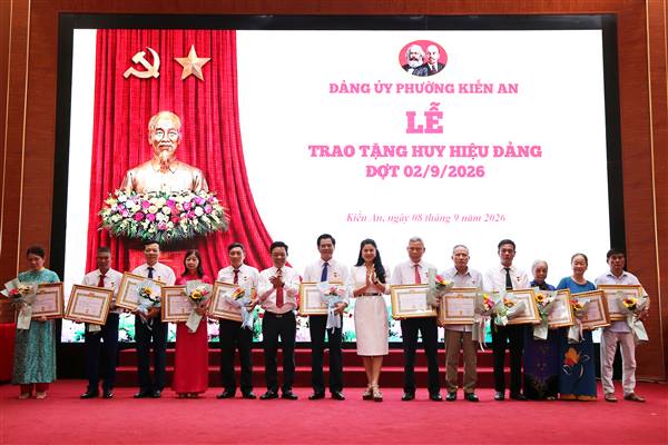 Đảng ủy phường Kiến An tổ chức trao tặng Huy hiệu Đảng đợt 2/9/2026 (đợt 2)