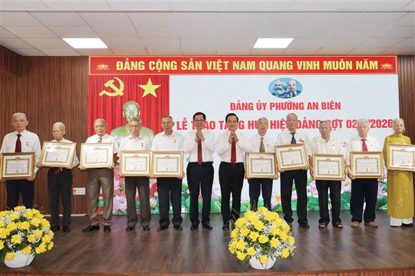Đảng ủy phường An Biên trao tặng Huy hiệu Đảng đợt 2/9 cho 653 đảng viên