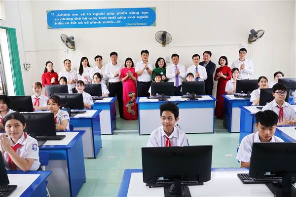 Phó Chủ tịch UBND thành phố Lê Trung Kiên dự Lễ khai giảng năm học mới và khánh thành “Thư viện điện tử” tại Trường THCS An Thành (xã An Thành)