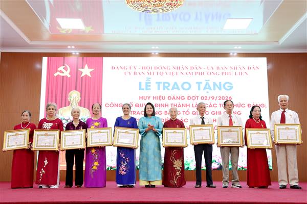 Phường Phù Liễn tổ chức Lễ trao Huy hiệu Đảng đợt 2/9 và Bằng “Tổ quốc ghi công”