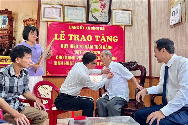 Phó Chủ tịch UBND thành phố Đào Trọng Đức trao tặng Huy hiệu 70 năm tuổi Đảng cho đảng viên Nguyễn Văn Sởn thuộc Chi bộ Hà Cầu, xã Vĩnh Hải