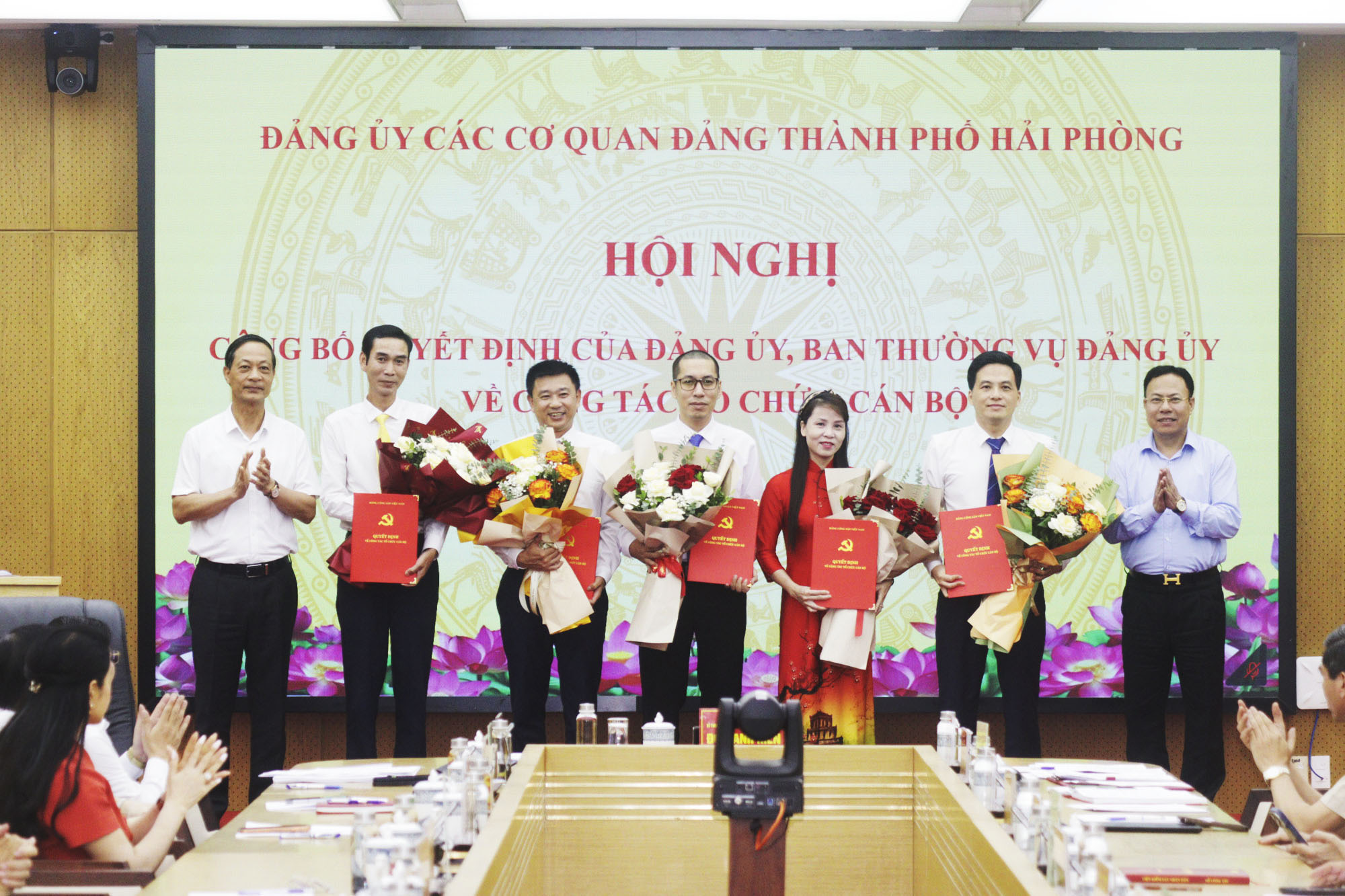 Đồng chí Đỗ Mạnh Hiến, Phó Bí thư Thành ủy, Bí thư Đảng ủy Các cơ quan Đảng thành phố trao Quyết định và đồng chí Hoàng Quốc Thưởng, Phó Bí thư Thường trực Đảng ủy Các cơ quan Đảng thành phố tặng hoa cho Ban Xây dựng Đảng Đảng ủy.