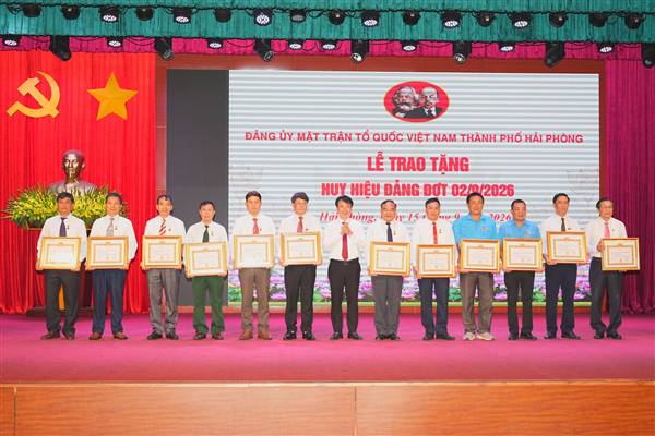 Trao tặng Huy hiệu 35 năm tuổi Đảng cho 12 đảng viên thuộc Đảng bộ MTTQ Việt Nam thành phố