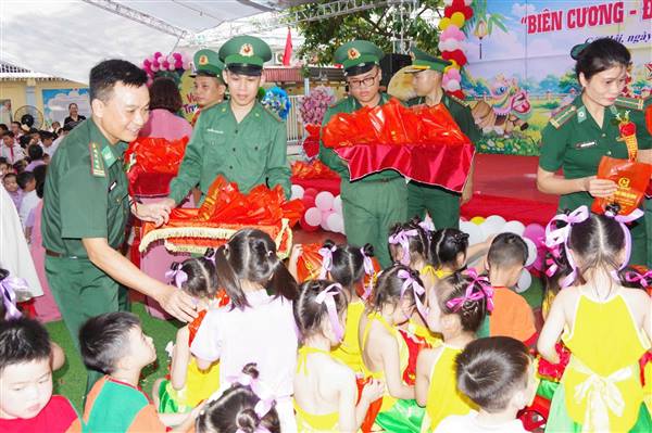 Chương trình “Biên cương - Đêm hội trăng rằm" tại khu vực biên giới biển Hải Phòng