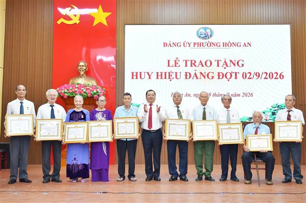 Đảng ủy phường Hồng An trao tặng Huy hiệu Đảng đợt 2/9 cho 238 đảng viên