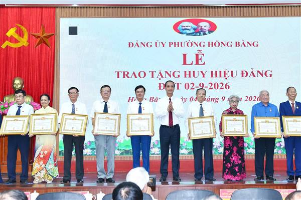 Đảng ủy phường Hồng Bàng trao tặng Huy hiệu Đảng đợt 2/9 cho 616 đảng viên