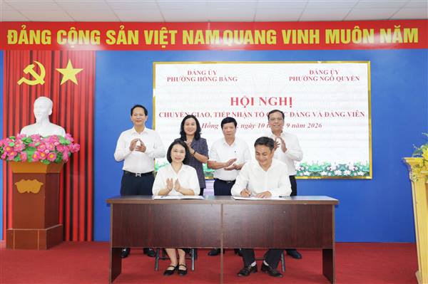 Đảng ủy phường Hồng Bàng và Đảng ủy phường Ngô Quyền chuyển giao, tiếp nhận tổ chức đảng và đảng viên