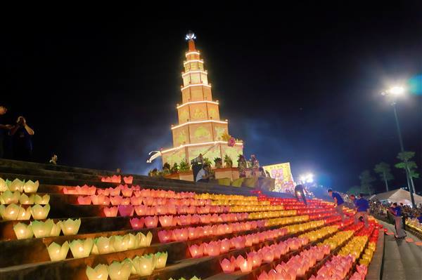 7.000 hoa đăng được thắp sáng trong Lễ Cầu an và Hội hoa đăng Côn Sơn - Kiếp Bạc