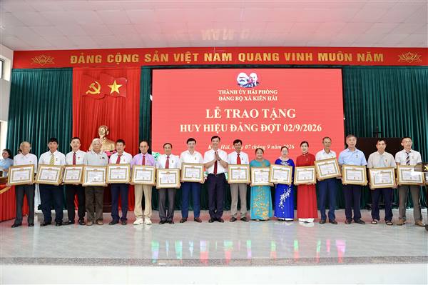 Đảng bộ xã Kiến Hải trao tặng Huy hiệu Đảng đợt 2/9 cho 112 đảng viên