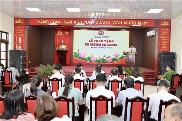 Đảng ủy xã Kiến Hưng trao Huy hiệu Đảng đợt 2/9