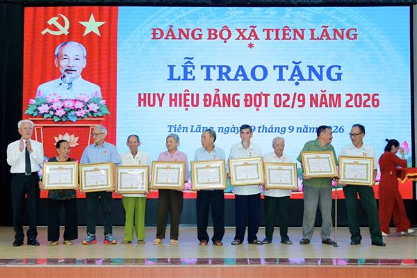 Đảng ủy xã Tiên Lãng trao tặng Huy hiệu Đảng đợt 2/9 cho 167 đảng viên