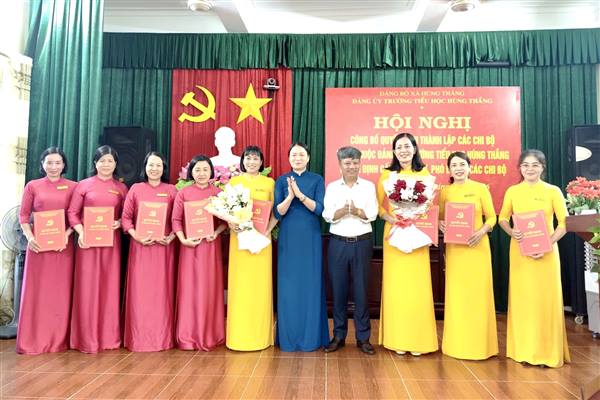 Đảng ủy Trường Tiểu học Hùng Thắng (Xã Hùng Thắng) công bố các quyết định thành lập chi bộ trực thuộc