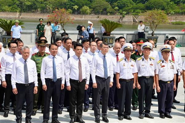 Thủ tướng Chính phủ Lê Minh Hưng dâng hương, trồng cây lưu niệm tại Quần thể di tích bến K15 và thăm cá nhân tiêu biểu tại phường Đồ Sơn
