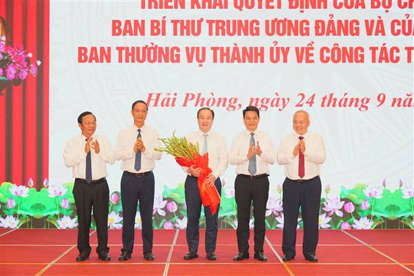 Triển khai Quyết định của Bộ Chính trị, Ban Bí thư Trung ương Đảng và của Thành ủy, Ban Thường vụ Thành ủy về công tác tổ chức, cán bộ