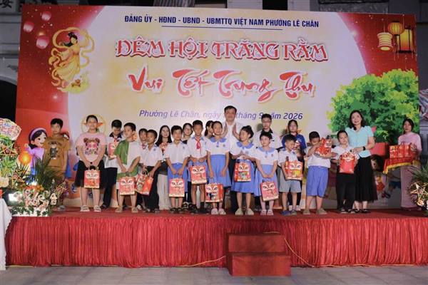 Phường Lê Chân trao 169 suất quà cho các em thiếu nhi tại chương trình "Đêm hội trăng rằm - Vui Tết Trung thu - Đồng hành cùng các em tiến bước"
