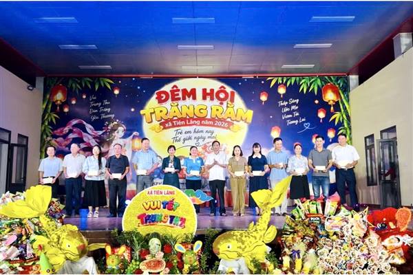 Xã Tiên Lãng trao nhiều phần quà cho thiếu nhi tại chương trình "Đêm hội trăng rằm" năm 2026