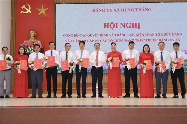 Xã Hùng Thắng công bố các Quyết định về thành lập, kiện toàn tổ chức đảng và chỉ định cấp ủy các tổ chức đảng trực thuộc