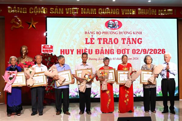 Phường Dương Kinh trao tặng Huy hiệu Đảng đợt 2/9/2026 cho 74 đảng viên