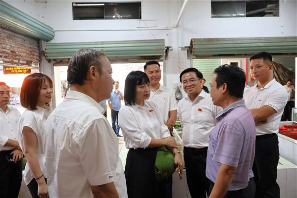 Đoàn Đại biểu Quốc hội thành phố giám sát việc thực hiện chính sách, pháp luật về an toàn thực phẩm tại phường Đồ Sơn