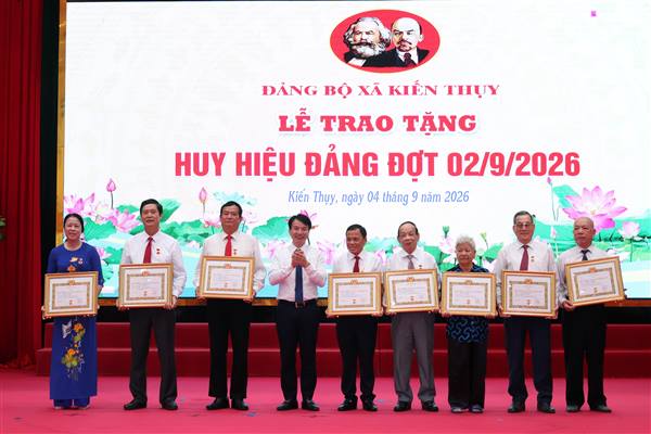 Đảng bộ xã Kiến Thụy trao tặng Huy hiệu Đảng đợt 2/9 cho 151 đảng viên