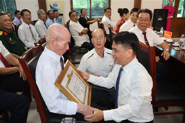 250 đảng viên Đảng bộ phường An Hải được trao tặng Huy hiệu Đảng đợt 2/9/2026