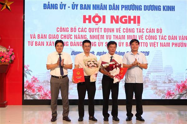 Phường Dương Kinh công bố các Quyết định về công tác cán bộ và bàn giao chức năng, nhiệm vụ tham mưu về công tác dân vận