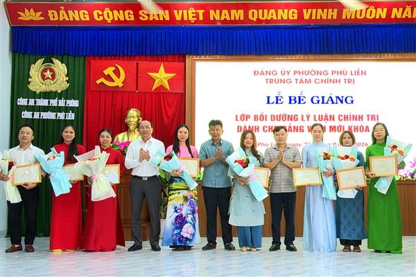 Phường Phù Liễn: Bế giảng lớp bồi dưỡng lý luận chính trị dành cho đảng viên mới