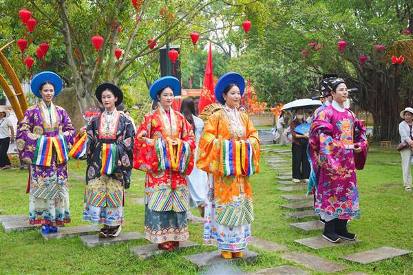 Cổ phục Việt góp thêm sắc màu trải nghiệm tại Lễ hội Côn Sơn - Kiếp Bạc