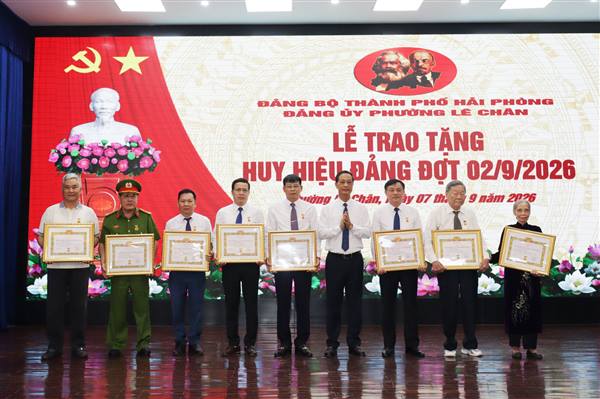 Đảng ủy Phường Lê Chân trao tặng Huy hiệu Đảng đợt 2/9 cho 905 đảng viên