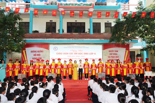 Trường THCS Trương Công Định (phường Lê Chân) chào đón học sinh lớp 6, biểu dương học sinh xuất sắc trong kỳ thi vào lớp 10 THPT