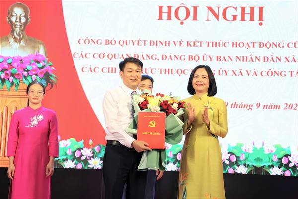 Xã Thái Tân công bố quyết định kết thúc hoạt động 2 đảng bộ, thành lập 10 chi bộ trực thuộc Đảng ủy