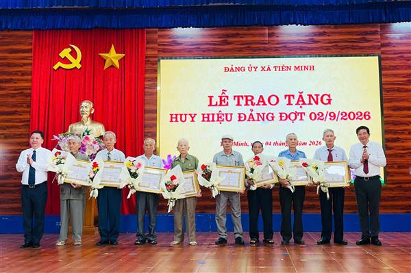 Đảng ủy xã Tiên Minh trao tặng Huy hiệu Đảng đợt 2/9 cho 142 đảng viên