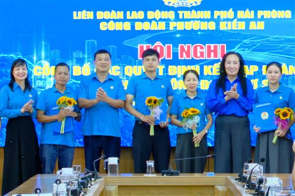 Công đoàn phường Kiến An công bố các quyết định thành lập Công đoàn cơ sở và trao quà Tết Trung thu
