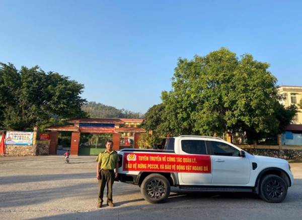 A person standing next to a truck

AI-generated content may be incorrect.