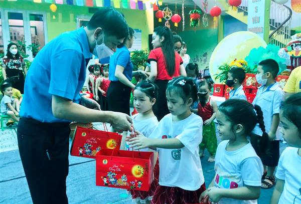 
Caring for children on occasion of Mid- Autumn Festival