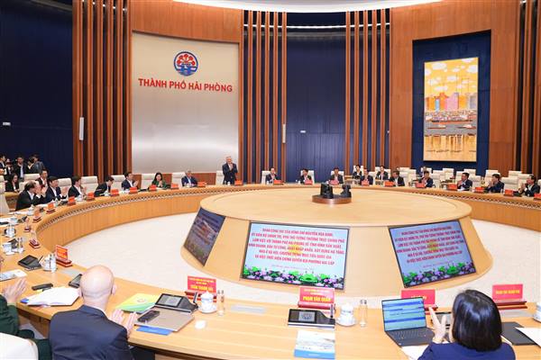 Standing Deputy Prime Minister Nguyen  Hoa Binh  oriented Hai  Phong towards a new development vision