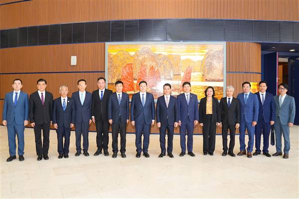 Chairman of the Hai Phong City People’s Committee Lê Ngọc Châu receives the Delegation of the Guangxi Zhuang Autonomous Region, China