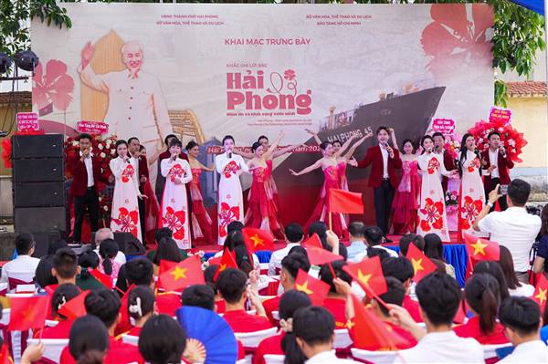 Preparing for high-tech agricultural products exhibition in Ha Noi