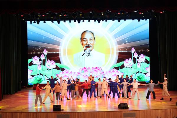 Brief review of the special art program "People's Words resonate forever"