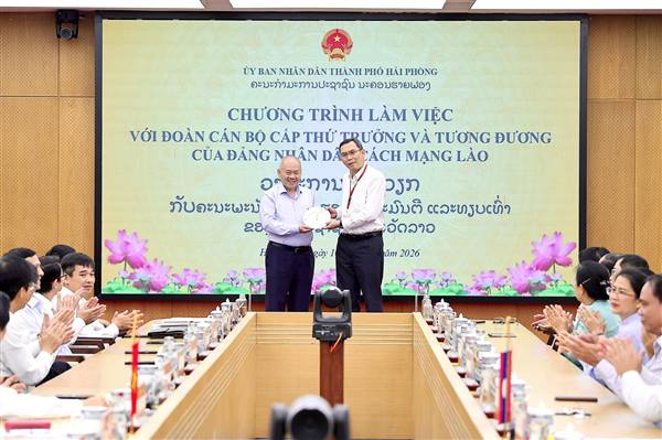 Chairman of the City People's Committee Do Thanh Trung received and worked with the delegation of deputy ministers of the Lao People's revolutionary party
