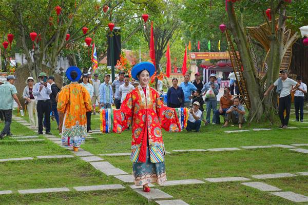 Vietnamese ancient costumes add color to the experience at Con Son Festival - Kiep Bac
