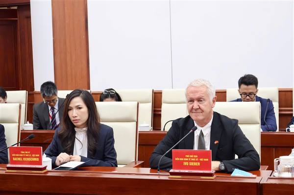 Vice Chairman of the City People's Committee Hoang Minh Cuong received the Swiss business delegation to explore investment opportunities