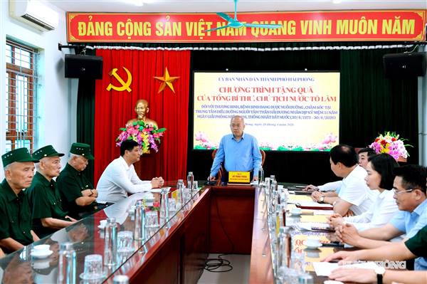 
Hai Phong leader presents gifts from general secretary and state president to meritorious service beneficiaries