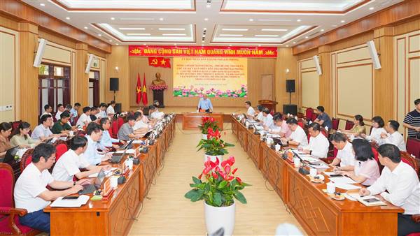 Hai Phong People’s Committee Chairman Do Thanh Trung works with Hai Phong Economic Zone Authority