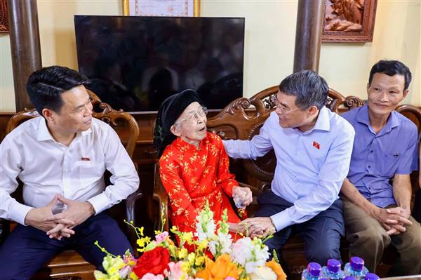 Prime Minister Le Minh Hung visits and presents gifts to policy beneficiary families and workers in Hai Phong.