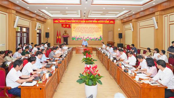 Hai Phong People’s Committee Chairman Đo Thanh Trung works with Hai Phong Economic Zone Authority
