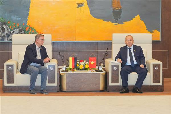 Chairman of Hai Phong People's Committee receives courtesy visit from Vice President of the German Bundestag