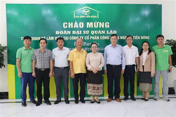 
Lao embassy delegation visits agricultural production model
