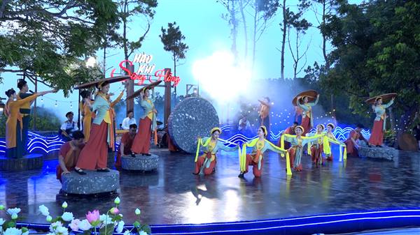  Special Art Program “Hao khi song Hong” at Thien Van Hill