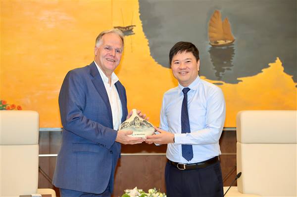 Vice Chairman of the People’s Committee of Hai Phong City Hoang Minh Cuong hosts a courtesy meeting with a delegation from STC Group (Netherlands)